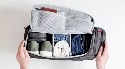 Praktisk ryggsäck packad med skor och kläder i avdelade fack.