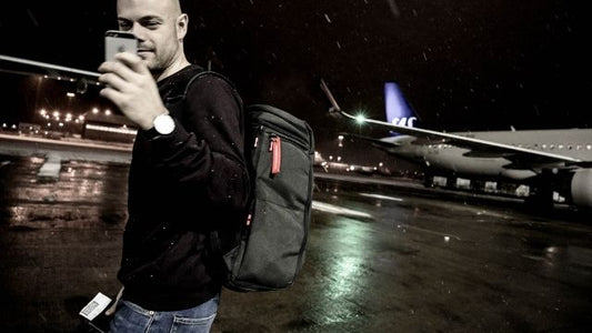 Man med ryggsäck som går ombord på ett flygplan och ska använda ryggsäcken som handbagage