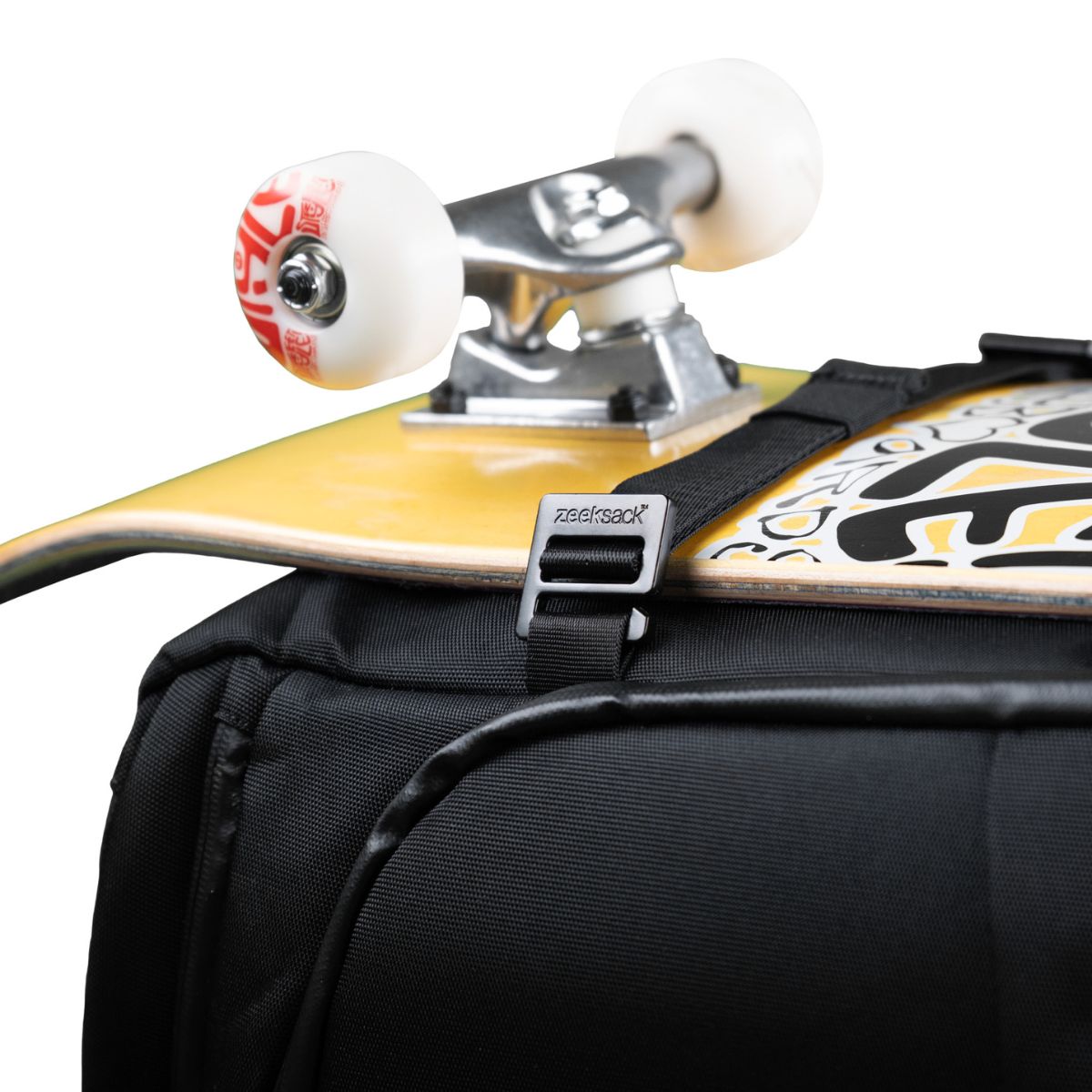 Fästrem som spänt fast skateboard på en ryggsäck