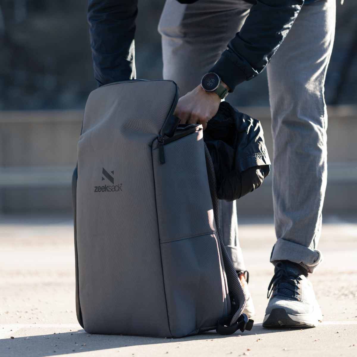 Smidig ryggsäck med praktisk toppfack som man plockar ur träningskläderna ur